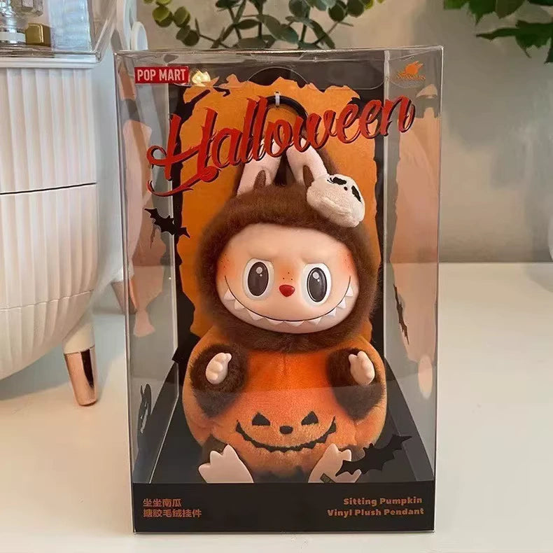 The POP MART THE MONSTERS – Happy Halloween Party Labubu 15cm Vinyl Plush Keychain (Pumpkin Edition) is a boxed Halloween-themed pendant featuring Labubu in a pumpkin costume, ideal as a festive keychain.